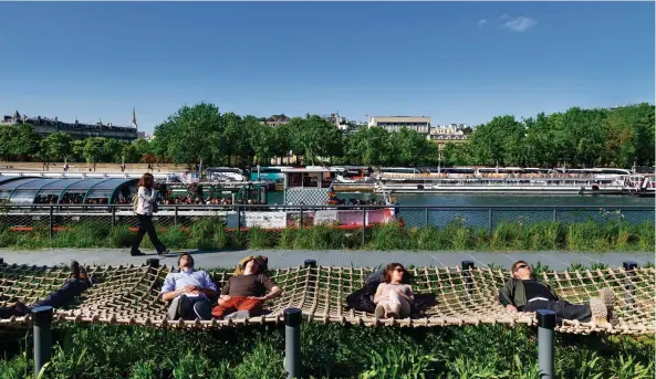  ?? FOTO: PARIS TOURIST OFFICE/BERTRAND ?? In Paris bieten die Jardins flottants auf der 2,3 Kilometer langen Flaniermei­le zwischen dem Eiffelturm und dem Musée d’Orsay einen Ort der Ruhe und Entspannun­g.