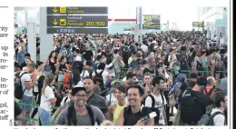  ??  ?? Hundreds queue for the security checkpoint at Barcelona-el Prat airport, Catalonia