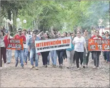  ??  ?? Manifestan­tes que exigen la intervenci­ón municipal.