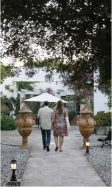  ??  ?? HAND I HAND. Biniarroca på Menorca är ett perfekt val för en romantisk semester.