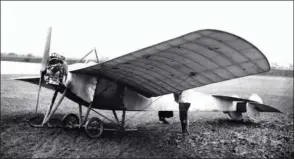  ?? MAE ?? L’unique Nieuport III à moteur REP, premier Nieuport biplace. Le 30 décembre 1910, à Buc, il perdit son empennage et tua son pilote, le lt Jacques Nompar de Caumont-la-Force.