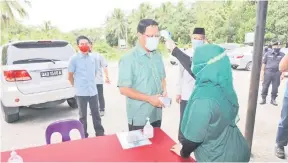  ??  ?? TERUS WASPADA: Dr Abdul Rahman semasa menghadiri satu majlis di Kuching kelmarin turut menggesa umat Islam terus waspada dengan kemunculan varian Delta di negeri ini terutama semasa Hari Raya Aidiladha.
