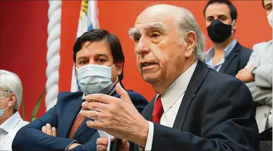  ?? ?? LIDERAZGOS. A la izquierda, cruzado de brazos, el ministro de Ambiente y líder de Ciudadanos escucha al dos veces presidente Julio María Sanguinett­i dar un discurso.