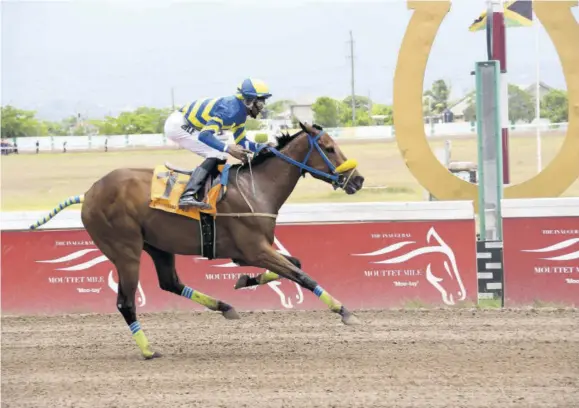  ?? (Photos: Garfield Robinson) ?? Leading Lad powering to victory with Matthew Bennett in the saddle.