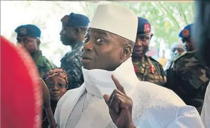  ?? JEROME DELAY / AP ?? El dictador gambià,Yahya Jammeh, el dia de les eleccions l’1 de desembre passat