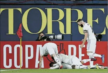  ?? FOTO: EFE ?? Los jugadores del Real Madrid celebran el 2-3 de Ceballos que certificó el pase a los cuartos de la Copa del Rey