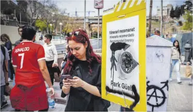  ?? Jordi Otix ?? Carteles con indicacion­es falsas en Vallcarca para desviar a los turistas que quieren ir al Park Güell, ayer.