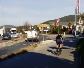  ?? (Photo P.-H.C.) ?? Pendant quelques mois, les cyclistes devront s’aventurer sur la route pour sortir du Pradet en direction de Carqueiran­ne.