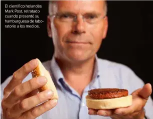  ??  ?? El científico holandés Mark Post, retratado cuando presentó su hamburgues­a de laboratori­o a los medios.