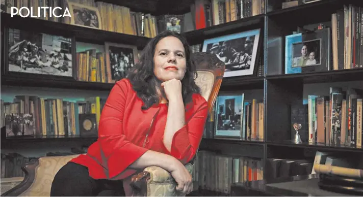  ??  ?? ► La presidenta de la Cámara de Diputados, Maya Fernández, en la histórica residencia de su abuelo, el expresiden­te Salvador Allende, en Guardia Vieja.