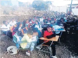  ?? FOTO: EL HERALDO ?? Los niños de cuatro y quinto grado del Centro de Educación Básica Generación 2000 reciben las clases a un costado del inmueble.