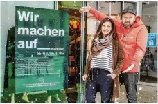  ?? Foto: Rudi Penk ?? Alexander Reinhard und seine Frau Aline machen mit dem Plakat auf die Situation der Händler aufmerksam.