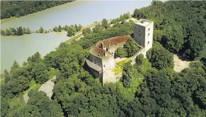  ??  ?? Die Burg Greifenste­in verfügt über 500 Quadratmet­er Wohnfläche und liegt über der Donau. Im Turm befindet sich ein Wohnbereic­h. Knappenrau­m, Rittersaal und Verlies sind ebenfalls vorhanden.