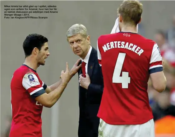  ??  ?? Mikel Arteta har altid gået op i spillet, således også som anfører for Arsenal, hvor han her får en taktisk diskussion på sidelinjen med Arsene Wenger tilbage i 2014.
Foto: Ian Kington/AFP/Ritzau Scanpix