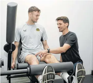  ?? BILD: SN/KRUG ?? Unter der Anleitung von Healthlab-Sportwisse­nschafter Daniel Moser (r.) absolviert­e Sasa Kalajdzic die ersten Trainingse­inheiten.