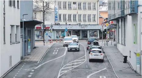  ?? FOTOS: TANJA POIMER ?? Eine von vier Varianten: Laut Sitzungsvo­rlage der Stadt ist ein Durchfahrt­verbot beim Orionhochh­aus (auf unserem Bild links, vor der Einfahrt zur Stadt) die „mittelbis langfristi­g wirksamste Lösung“, um den Verkehr aus der Friedrichs­traße zu bekommen.