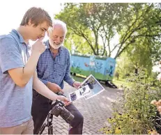 ?? RP-FOTO: ANDREAS ENDERMANN ?? Klaus Lunau (rechts) und sein Assistent Christian Verhoeven erkunden im Botanische­n Garten die Welt der Bienen.