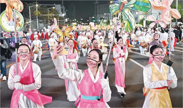  ?? Agence France-presse ?? ↑
Participan­ts march during a lantern parade as part of a Lotus Lantern Festival in Seoul on Saturday.