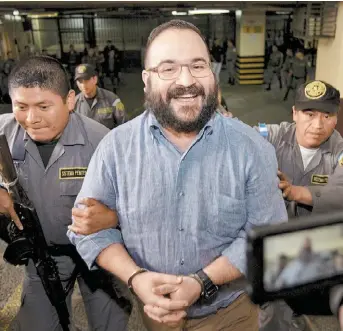  ?? AP ?? Las triangulac­iones y los desvíos de Javier Duarte no terminan en un expediente bien armado.
