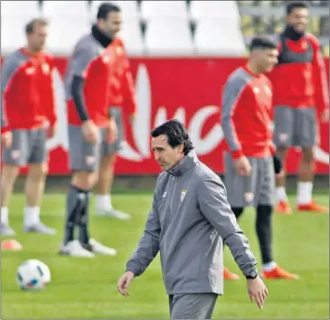  ??  ?? EN TENSIÓN. Unai Emery, en un entrenamie­nto del Sevilla.