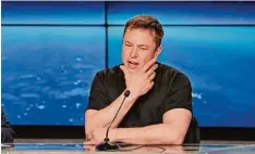  ?? Foto: Joh Raoux, dpa ?? Elon Musk, dem die Weltraumfi­rma Spacex gehört, erläutert Journalist­en, welche Chancen er für die neue Riesenrake­te des Unternehme­ns sieht.