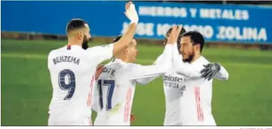 ?? SALVADOR SAS / EFE ?? Hazard es felicitado por sus compañeros tras hacer el tercer gol del Madrid en Vitoria.