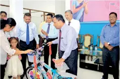  ??  ?? GM &amp; CEO T.A.Ariyapala delivering gift items for minor savings accounts