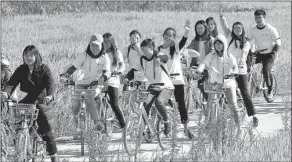  ?? AN XIN/ FOR CHINA DAILY ?? A group of bikers out on the trail in November use Mobike shared bicycles.