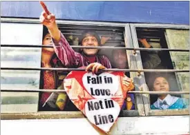  ??  ?? The protesters were rounded up by the police and packed into buses on Saturday. SUSHIL KUMAR / HT