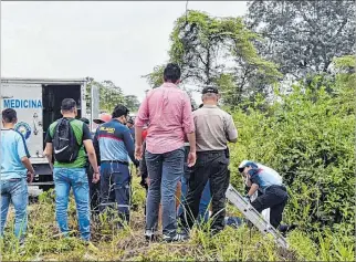  ?? MIGUEL LAJE / EXPRESO ?? Jujan. El cuerpo de la víctima estaba a unos dos metros de distancia entre la carretera y el canal de riego.