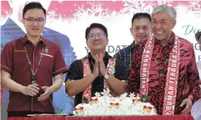  ?? — Bernama ?? Festive theme: ahmad Zahid cutting a cake during the Kadamaian Christmas and new year 2024 celebratio­ns. With him is ewon (second from left).