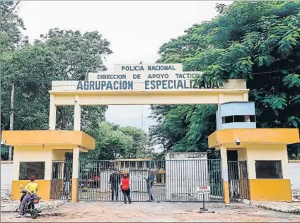  ?? FOTO: EFE ?? Ronaldinho y su hermano cumplieron ayer 13 días de reclusión en este centro de la Polícia en Asunción que funciona como cárcel