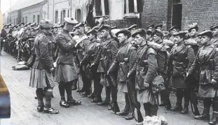  ?? ?? BRAVERY Men of the Black Watch, which Cox’s grandad James served in, pictured in 1918