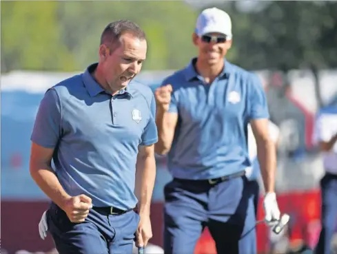  ??  ?? ESPAÑOLES ‘ON FIRE’. Sergio García y Rafa Cabrera Bello firmaron un partido brillante de four-ball en el que ganaron a Moore y Holmes.