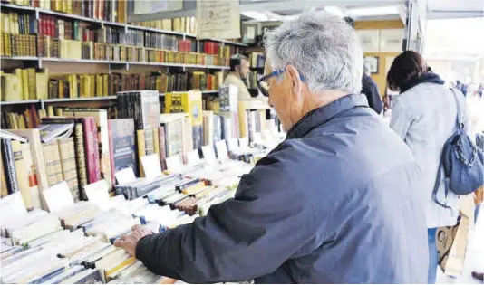  ?? Josema Molina ?? En los expositore­s se pueden encontrar libros antiguos, publicacio­nes descatalog­adas, mapas, postales y tebeos, entre otros materiales afines.