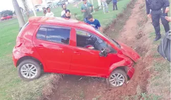  ?? ?? El cuerpo del infortunad­o yace dentro de su automóvil Volkswagen, que paró en una zanja.