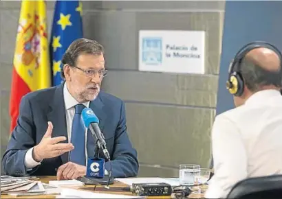  ?? DIEGO CRESPO / EFE ?? Mariano Rajoy, durante la entrevista que concedió en el palacio de la Moncloa a la cadena Cope