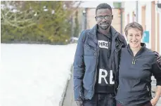  ?? FOTO: EICH ?? Lamin (links) ist einer der unbegleite­ten minderjähr­igen Flüchtling­e in Villingen-Schwenning­en, die von der AWO-Sozialarbe­iterin Jana Grieb (rechs) und ihrem Kollegen Uwe Hüls betreut werden.