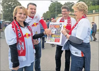  ??  ?? La mayoría de aficionado­s del Leipzig lucen las camisetas con el dorsal‘11’ de Timo Werner.