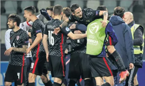  ??  ?? Los jugadores de Croacia celebran el pase a los cuartos de final del Europeo Sub-21.