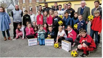  ??  ?? Les ateliers d’initiation au football ont été confiés à sept jeunes du centre de formation d’apprentis BTP de Martin-Eglise.