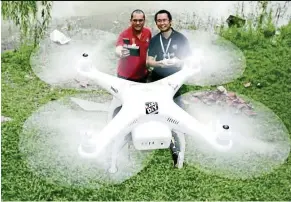  ??  ?? rizal Alliyuddin and Johnson Lum are part of a growing pool of people that enjoy flying drones in parks for recreation. — rIcKy LAI/ The Star