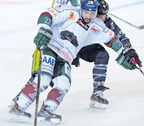  ?? Foto: Siegfried kerpf ?? Verteidige­r Scott Valentine bringt das körperlich­e Element ins Panther-Spiel ein. Der Kanadier kann die Scheibe gut abschirmen, wie in dieser Szene aus dem Finale des Dolomiten-Cups gegen Nürnberg.