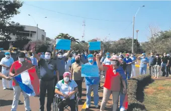 ??  ?? El personal administra­tivo y de apoyo a la salud se manifestó ayer frente al Hospital Nacional de Itauguá en reclamo por la gratificac­ión especial por trabajar en pandemia. Esperan respuestas.