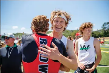  ?? ETHAN SWOPE/SPECIAL TO THE MARIN INDEPENDEN­T JOURNAL ?? Archie Williams's Max Henzl, center, celebrates after coming in first in the 200-meters dash during MCAL track and field championsh­ips at Novato High School in Novato, Calif., on Saturday, May. 7, 2022.