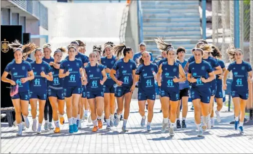  ?? ?? Las jugadoras de Vilda saltan a un entrenamie­nto en Las Rozas durante esta semana; todas se juegan poder estar en la Euro.