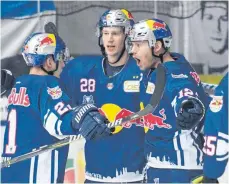  ?? FOTO: DPA ?? Nacholympi­sche Freuden: Dominik Kahun (links) und Frank Mauer (Mitte) bejubeln mit Mads Christense­n einen Münchner Treffer.