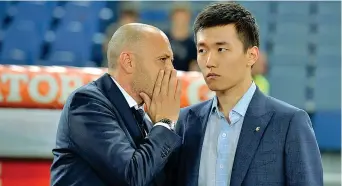  ??  ?? Indicazion­i Il ds nerazzurro a colloquio con Steven Zhang: il momento societario per l’inter è piuttosto agitato