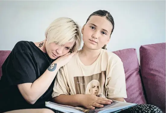  ?? XAVI JURIO ?? Dasha y su hija Daryna, fotografia­das en la casa que un miembro de la comunidad ucraniana en Catalunya les ha cedido en Calafell
