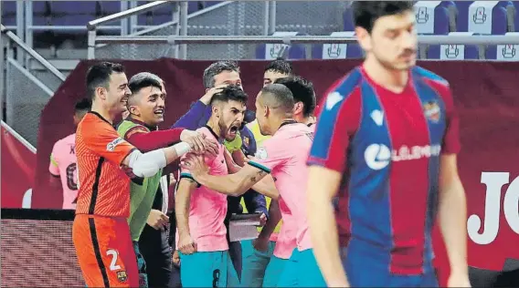  ?? FOTO: EFE ?? La euforia de Adolfo y la decepción de un ex del Barça como Marc Tolrà
Acababa de marcar desde su casa el 3-5 tras robar un balón, igual que hizo con el 3-6 final